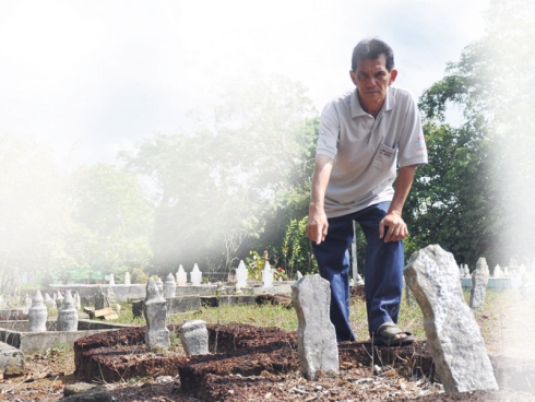 Bahagian atas batu nisan yang dipercayai dipecahkan kedua-dua beradik berkenaan.