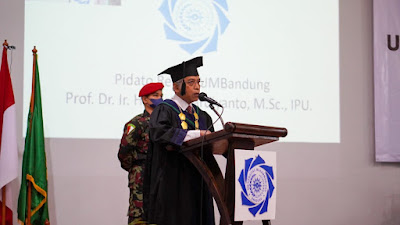 UM Bandung Gelar Wisuda Ke-3, Rektor Ajak Lulusan untuk Beradaptasi dan Optimistis!