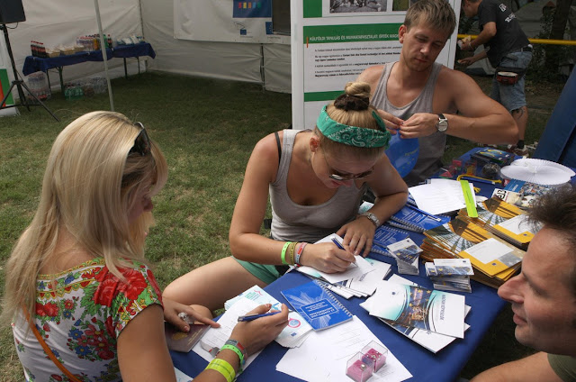 Idén is Sziget, és idén is EU Meeting Point – ahol az Európa Pont nyári szünideje alatt is találkozhattok velünk, számos uniós és nemzetközi kérdésekkel foglalkozó szervezet társaságában. A bulik előtti időszakra továbbra is ajánljuk magunkat – ha érdekelnek az uniós témák, aktuális kérdések; vagy ha csak tesztelnétek EU-s tudásotokat kisebb ajándékokért, akkor nálunk a helyetek!