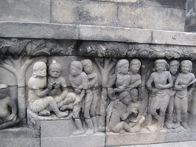 Salah satu ukiran Karmawibhangga di dinding candi Borobudur (lantai 0 sudut tenggara)