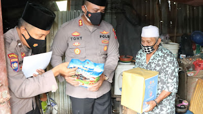 Kapolres Karimun Berikan Bansos Ke Warga yang mengalami Sakit Asma