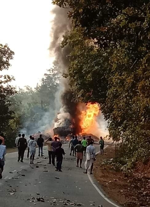 ಬೀಡಿಎಲೆ ತುಂಬಿದ ಲಾರಿಗೆ ತಗುಲಿದ ಬೆಂಕಿ    ನಡುರಸ್ತೆಯಲ್ಲೆ  ಧಗ ಧಗನೆ ಹೊತ್ತಿ ಉರಿದ ಲಾರಿ
