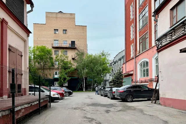 Столярный переулок, дворы, бизнес-центр «Рассвет» – территория бывшего Московского машиностроительного завода «Рассвет»