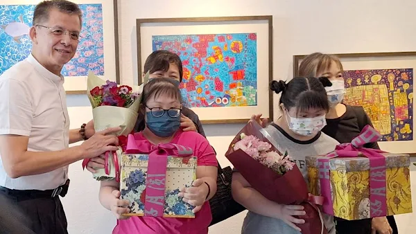 ▲台灣身心障礙藝術發展協會理事長陳志聲表示，兩位藝術家天馬行空充滿童趣的創作，展現出與眾不同的藝術風貌，期待大家蒞臨光之藝廊，一起來探索這座神秘而迷人的樂園！（記者林明佑攝）