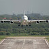 Video Avión se suspende sin movimiento en el aire debido a fuerte viento