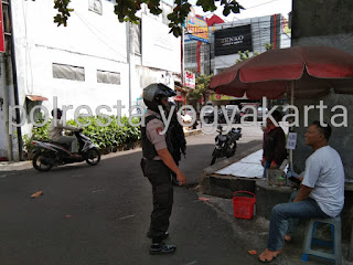 Sambil Melaksanakan Patroli, Polisi Sampaikan Pesan Kamtibmas Kepada Petugas Parkir