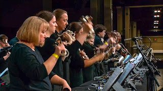 Das Handglockenensemble The Charlotte Bronce eröffnet musikalisch den Sitzungstag der Generalkonferenz der Evangelisch-methodistischen Kirche in Charlotte, North Carolina vom 27. April.