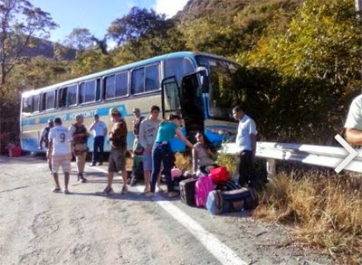 Ônibus da Novo Horizonte perde freios e sofre acidente na BA - 148.