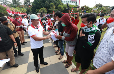 Mendagri Tito Karnavian bagikan 1000 bendera merah putih saat 17 Agustus 2022