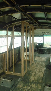 Una casa rodante a partir de la chatarra de un bus del desguace 