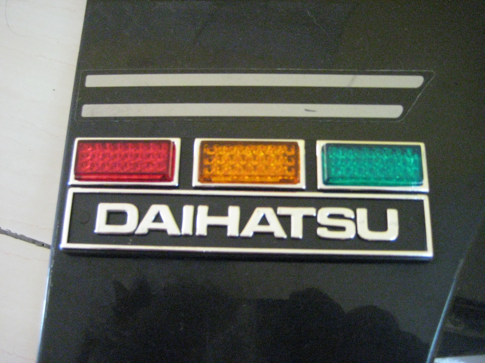BESIHITAM AUTOPARTS: Daihatsu Emblem Sepasang