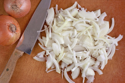 Thinly sliced onions