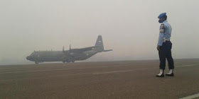 Pesawat Hercules TNI Angkatan Udara yang mengangkut Mobil Kepresidenan dan Pasukan Pengamanan Presiden tetap mendarat di Jambi, Sabtu (26/9/2015).