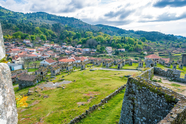 Imagen de los espigueiros de Lindoso