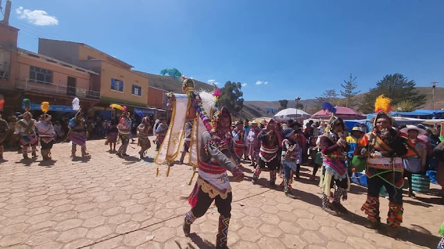 Die ersten Fotos vom Tinku Festival in MACHA - Bolivien. Die große Anzahl von Besuchern und jeder will Bilder versenden zwingt die Mobilfunkstelle in die Knie. Hier ist nur Geduld erfolgreich. Ich werde die Bilder nach und nach hochladen. Die Videos werden am Schluss hochgeladen. Ich will den Besuchern die Möglichkeit geben Bilder ins Netz zu stellen.