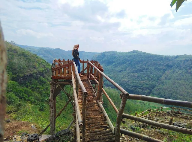 foto bukit panguk jogja siang hari