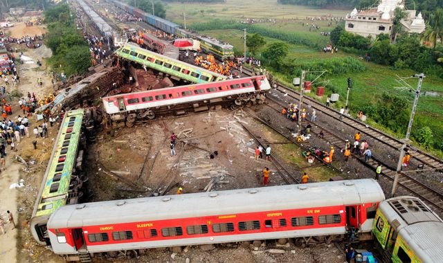 280 dead, hundreds hurt in India train crash