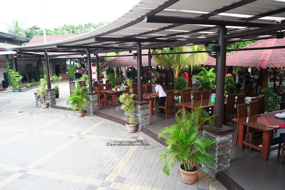  Taman Santap Rumah Kayu Air Ancol  Nuansa Makan di Dalam 
