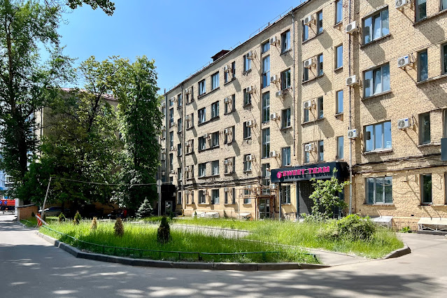 Автозаводская улица, дворы, бывший жилой дом 1930 года постройки – часть архитектурного ансамбля конструктивистских домов завода ЗИЛ