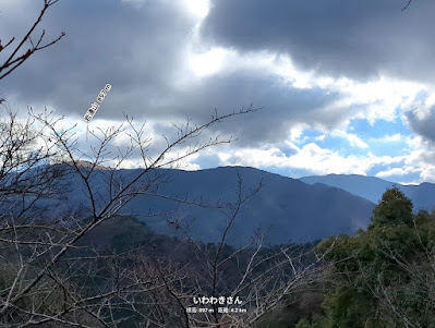 施福寺から、岩湧山山頂のすすき野が見えます。