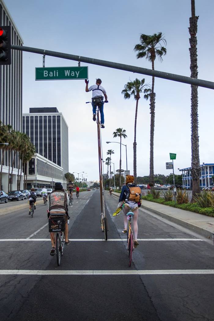 The world's tallest Bicycle, and this one was the designer Richie Trimble. In the stories have already been attempts to build the longest or the most eco-friendly bike, but until now no one and had no idea. The unique 4.5-meter-long bike was designed specifically for the annual event CicLAvia VI, which constantly collects in Los Angeles, a lot of people, especially cycling enthusiasts.