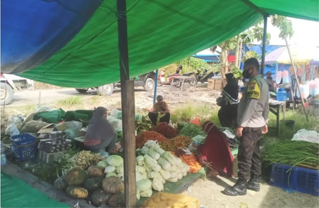 Patroli Pasar Tradisional, Bhabinkamtibmas Polres Kukar Berikan Himbauan Kamtibmas dan Prokes