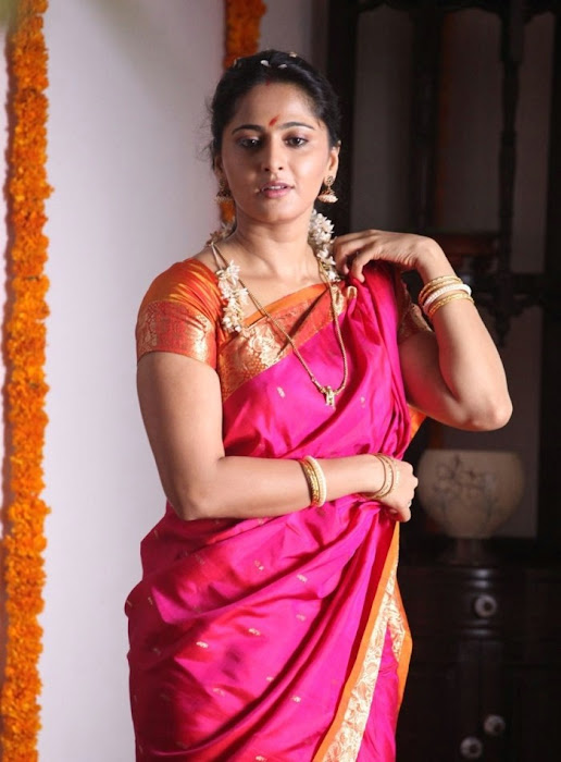 anushka shetty in first night scene saree latest photos