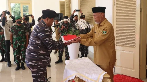 Gubernur Sumbar Serahkan Bendera Untuk Dikibarkan di Dasar Laut Kawasan Mandeh