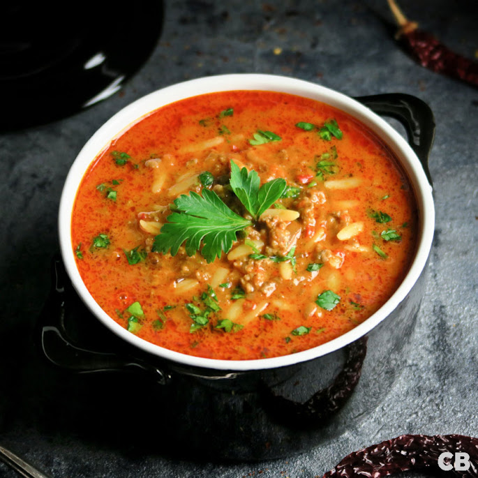 Recept: zo maak je zelf ajvar-soep, romige én pittige paprikasoep met rul gebakken gehakt en orzo