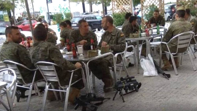 Defensa podría sancionar a los legionarios fotografiados en la terraza de un bar en Cataluña