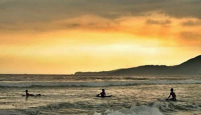 Tempat Wisata Terbaik Surfing di Pantai Cimaja Jawa Barat