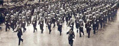 Guardia civil desfilando por la Castellana 1936