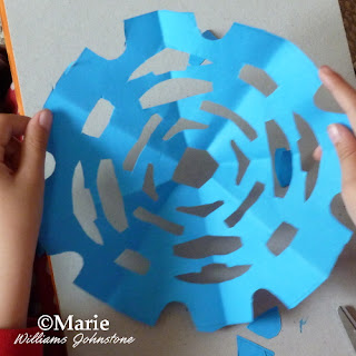 Making spiders webs with paper cutting