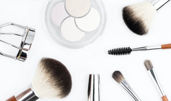 There are 20 best cosmetic brands in Pakistan that you can buy online: