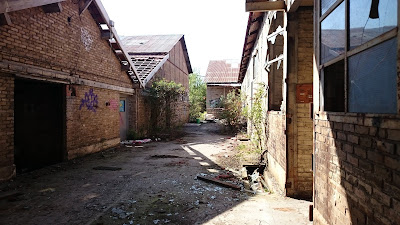 Un passage étroit entre des bâtiments abandonnés