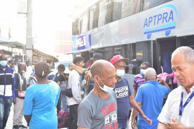 Los autobuses de pasajeros con pocas medidas de prevención; en el Metro exigen tarjeta y mascarilla