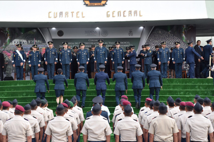 Cienfuegos entrega condecoraciones a personal militar destacado