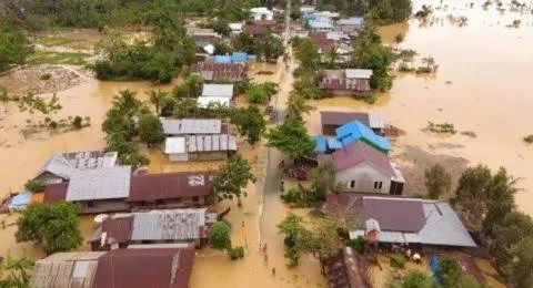 Bencana alam banjir yang terjadi di Kalsel bukan hanya karena curah hujan yang tinggi, namun juga karena ada kesalahan berkaitan dengan tata kelola lingkungan. Seperti kita ketahui bersama, bahwasanya 13 kabupaten di Kalsel atau sekitar 50% area Kalsel sudah dibebani izin tambang dan perkebunan sawit. Berdasarkan laporan tahun 2020, ada 814 lubang tambang milik 157 perusahaan batubara yang masih aktif, bahkan ditinggal tanpa reklamasi. Belum lagi, perkebunan sawit yang mengurangi daya serap tanah, sehingga jika terjadi hujan lebat, sangat berpotensi menyebabkan banjir.