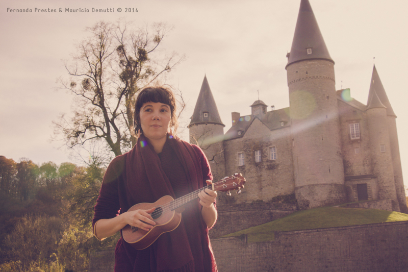 Tocando ukulele no Castelo de Vêves
