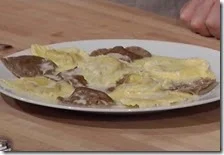 Ravioli con porcini e tartufo su crema di parmigiano