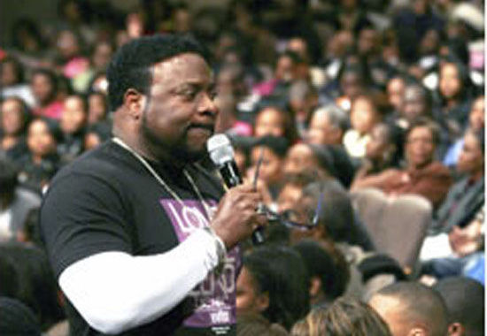 Eddie Long predicando en mega iglesia