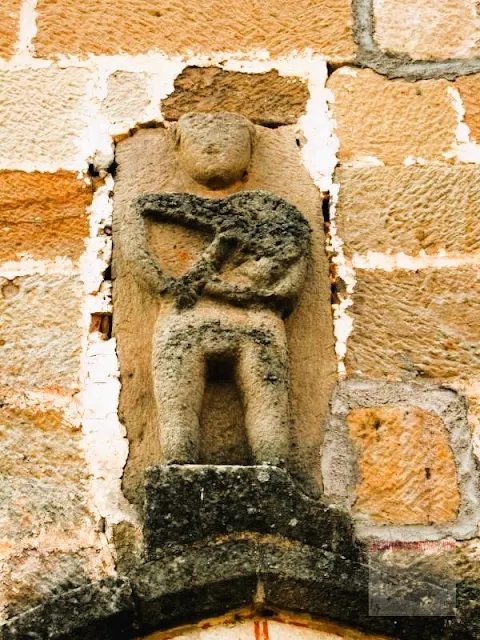 Figura del muro de la iglesia de canicosa de la Sierra