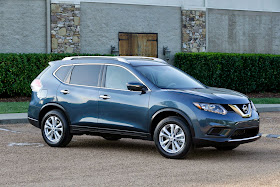 Front 3/4 view of 2014 Nissan Rogue