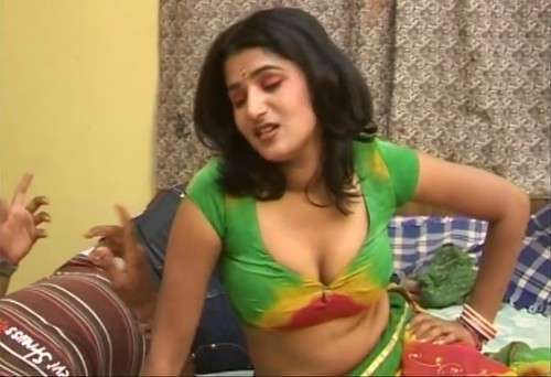 bhojpuri-indian-bhabhi-hottest-cleavage