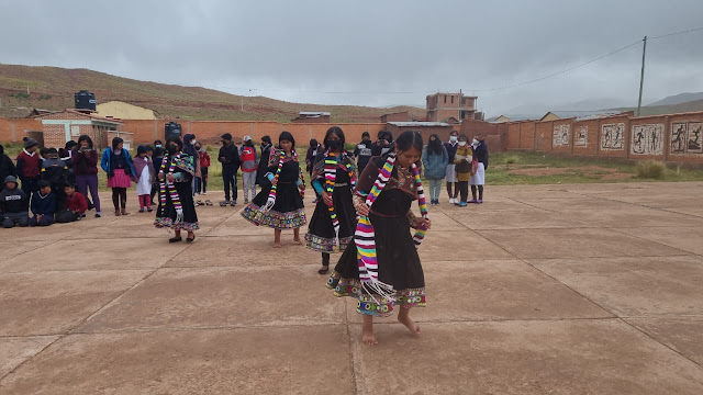 Mehr als 200 Schüler haben dank unserer lieben Spender Schulmaterialien in der Bildungseinheit von Tomaycuri - Potosí - Bolivien erhalten. Auch der Regen und die einsetzende Kälte konnten das nicht verhindern. Die Schüler und Lehrer der ganzen Schule haben sich mit Tanzvorführungen für die Schulmaterial Spenden bei mir und natürlich ganz besonders bei den Spendern bedankt.