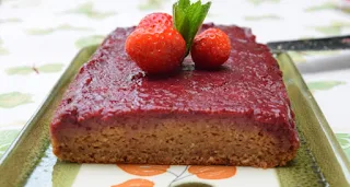 Ce gâteau renversé aux fraises doit être complètement refroidi avant de le démouler