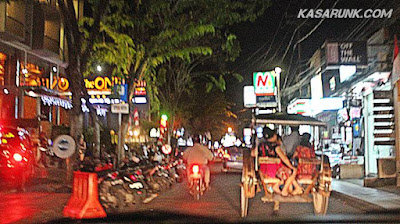 jalan-jalan di kuta, jalan-jalan di legian, jalan malam di legian, tempat belanja di legian, tugu bom bali, tugu legian, tugu peringatan bom bali, naik delman di kuta, legian, bali, suasana malam di legian kuta bali