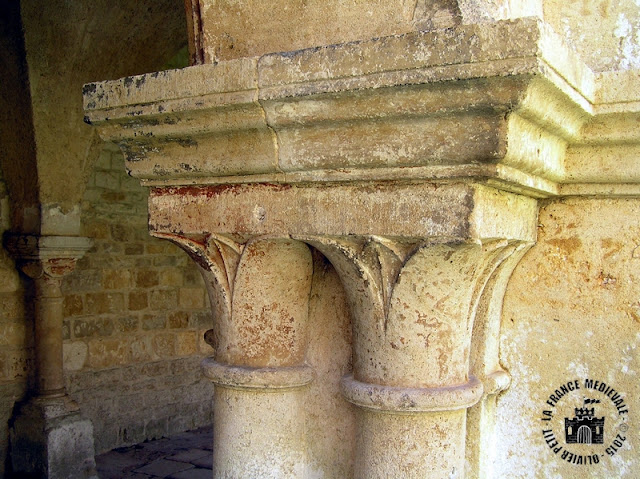 MONTBARD (89) - Cloître roman de l'abbaye de Fontenay