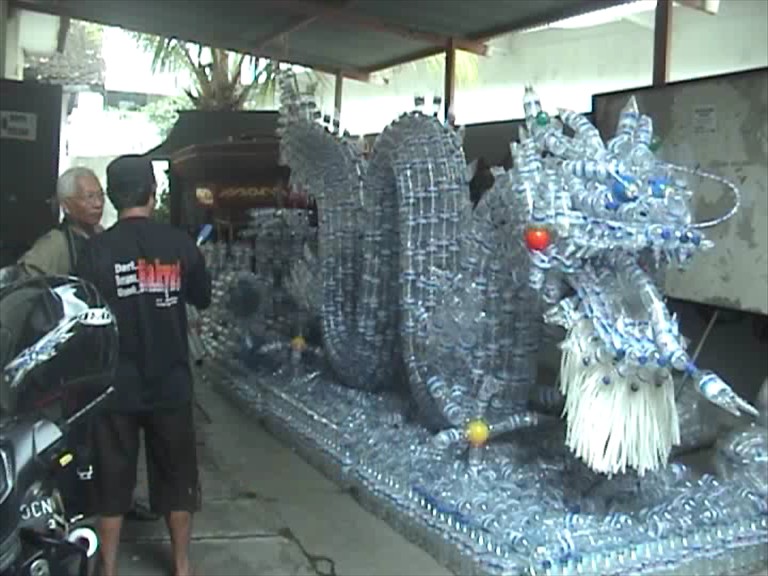 Kreasi Naga Imlek dari Botol  Bekas kerajinan  dari bambu