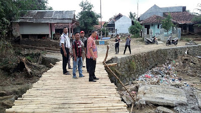 Daddy : Jembatan Cikanci Cirebon Putus Tergerus Arus Sungai